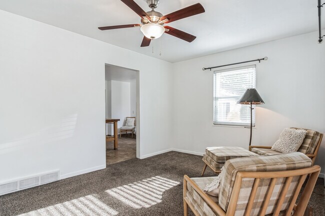 LR to kitchen - 401 E Maxwell Ln