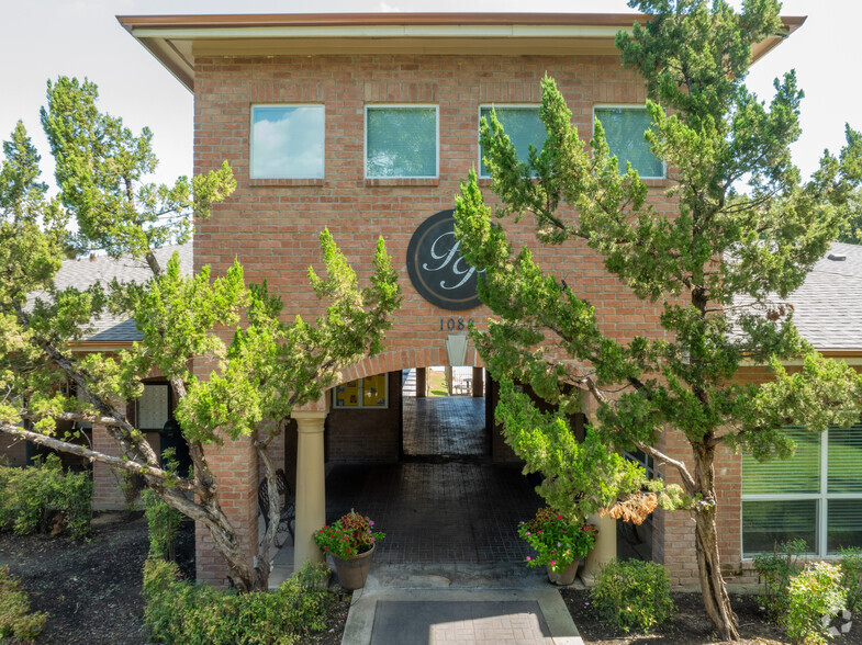 Leasing Office Entrance - Forest Park