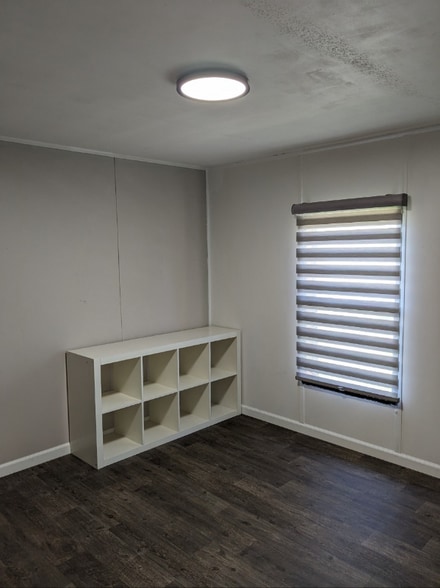 Building Photo - 101 W Skyway Dr