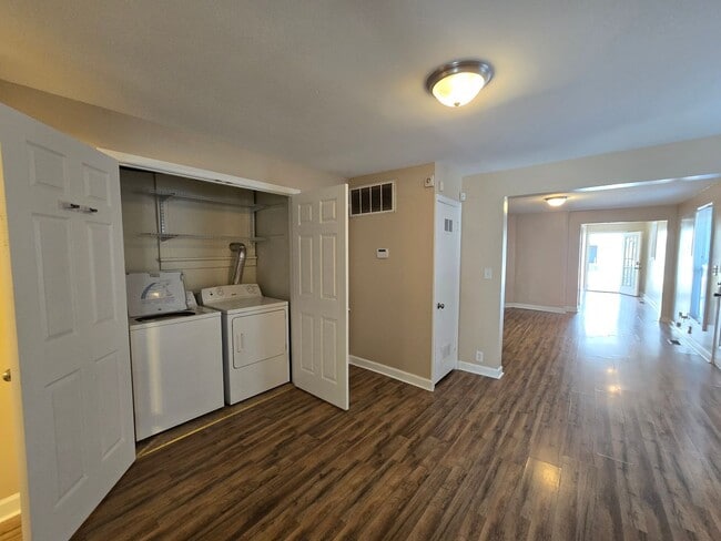 Building Photo - Charming 3 Bedrooms, 2 Full Bathroom Home!...