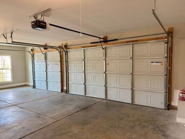 Building Photo - Look and Lease