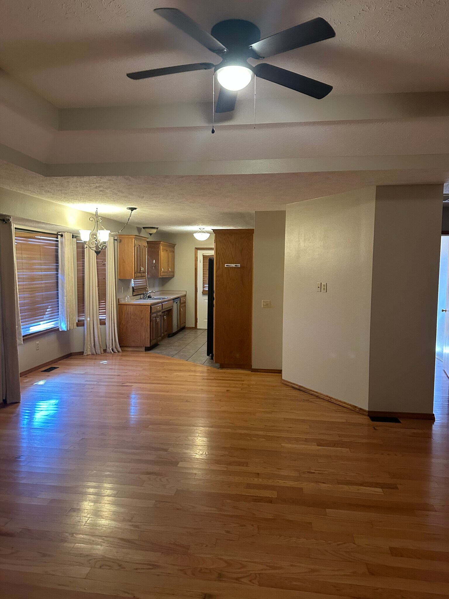 Building Photo - 1256 W Bluegrass Rd