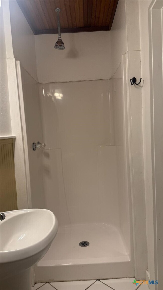 Building Photo - 724 N Beal St