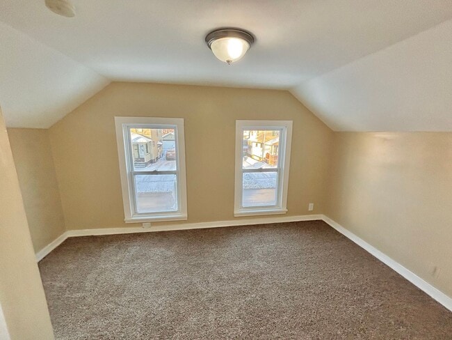 Building Photo - Spacious 4bd Home | 1st Floor Laundry Room | Hardwood Floors
