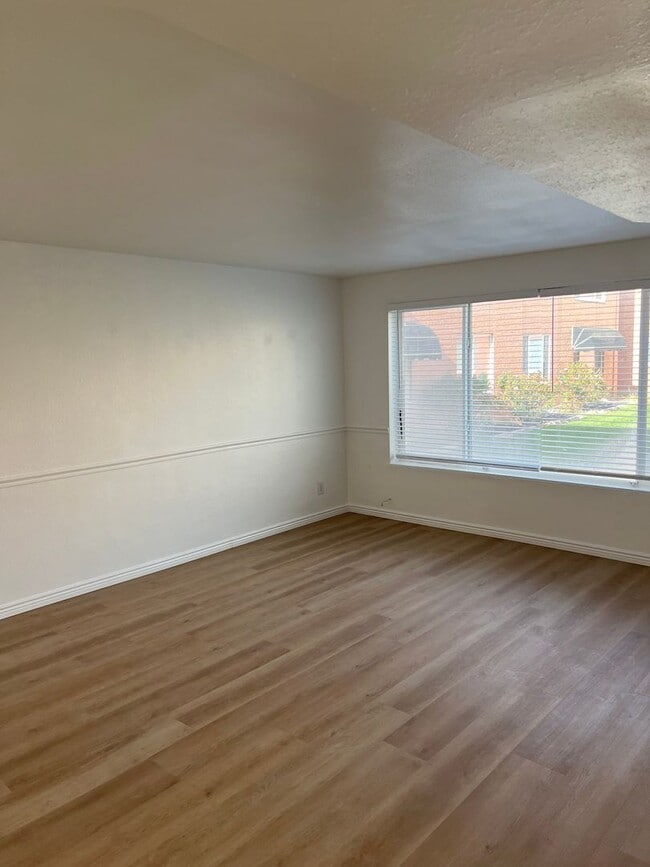 Building Photo - $550 off February Rent !