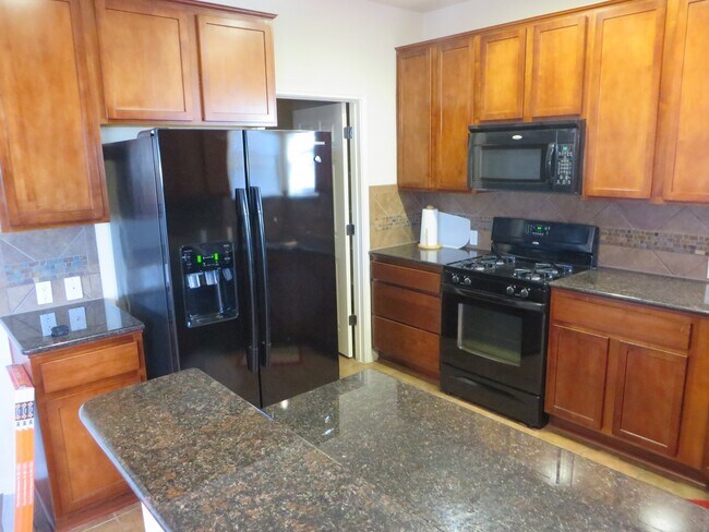 Building Photo - Great 3/3/2 in Pioneer Crossing!