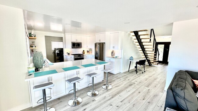 Building Photo - Stunning Newly Renovated 3BD/2.5BA Luxury ...