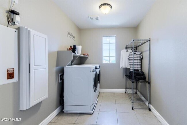 Building Photo - 5104 S Salk Ln