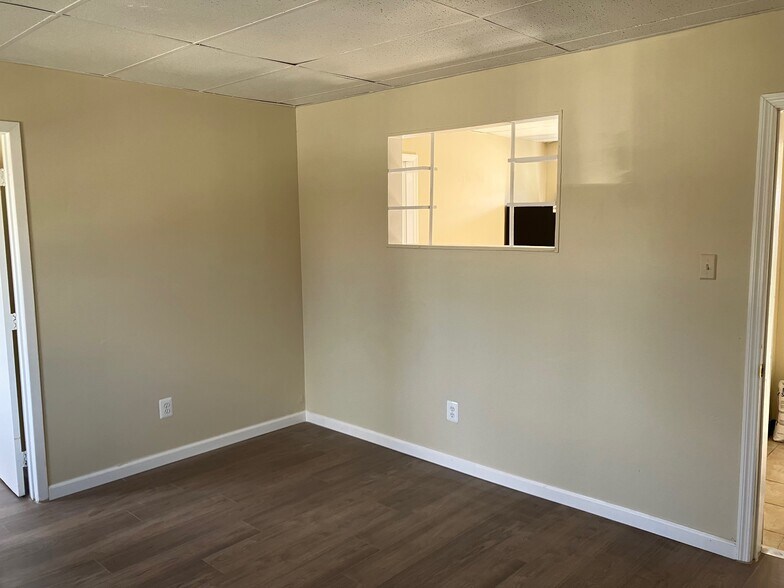 Building Photo - 302 Maple Ave