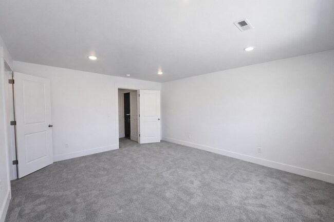Building Photo - $1000 OFF YOUR 1ST MONTHS RENT! BRAND NEW TOWNHOME IN THE DESIRABLE SOUTHRIDGE AREA!