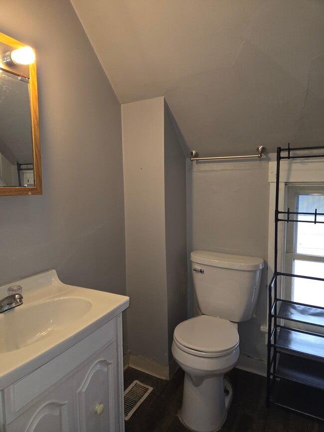 Building Photo - 927 18th Ave