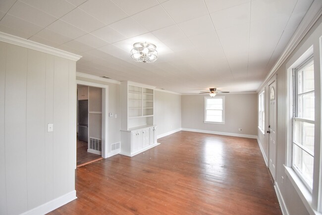 Building Photo - 2 Bedroom 1 Bath On Acreage in Lindale ISD!
