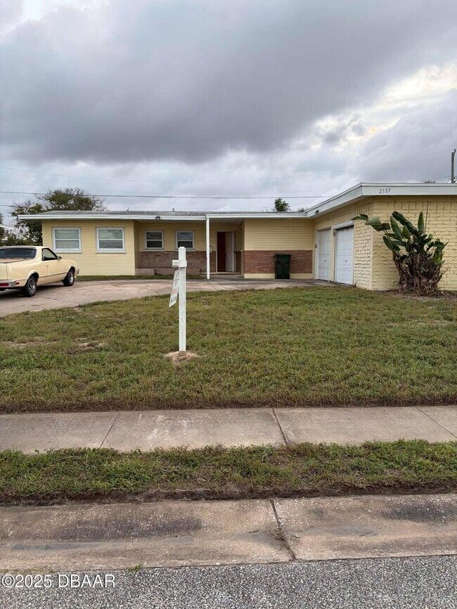 Building Photo - 2537 Coral Way W