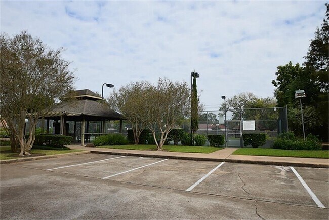 Building Photo - 9323 Westwood Village Dr