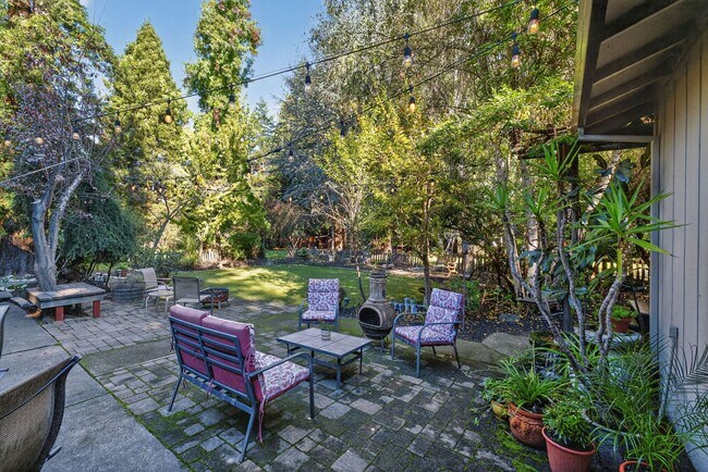 Building Photo - Charming 3-Bed / 2-Bath Retreat on Over an Acre in Sebastopol