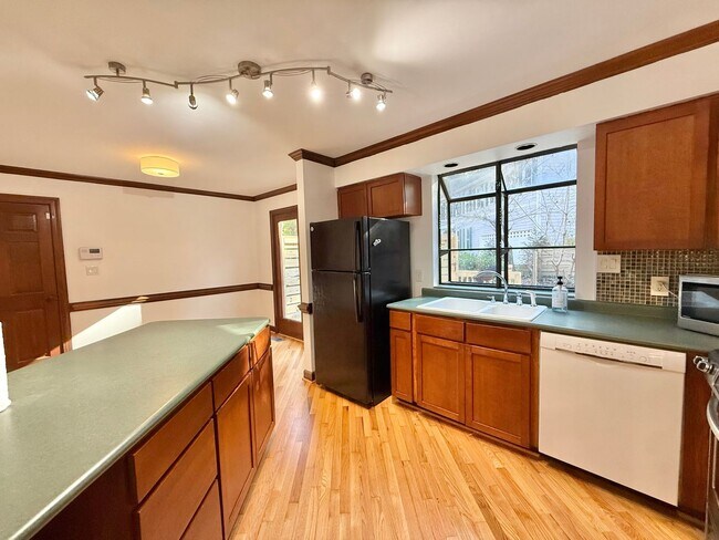 Building Photo - Charming 3BD, 2BA North Raleigh Home in Pr...