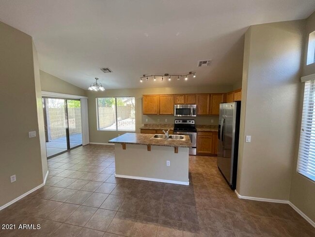 Building Photo - 2250 E Deer Valley Dr