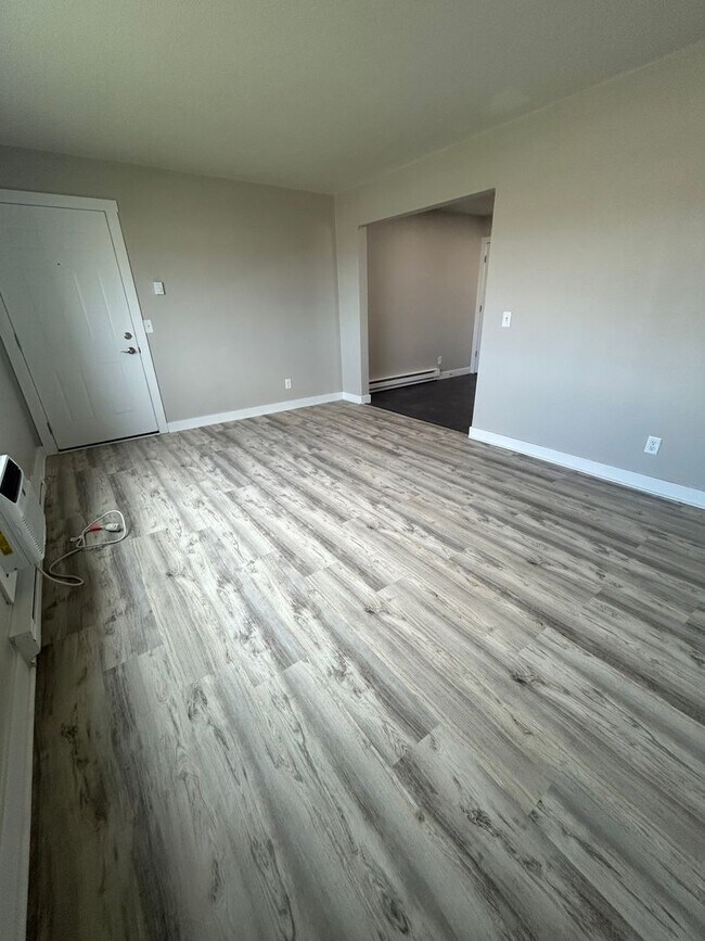 Building Photo - Recently Renovated 2 Bedroom Apartment