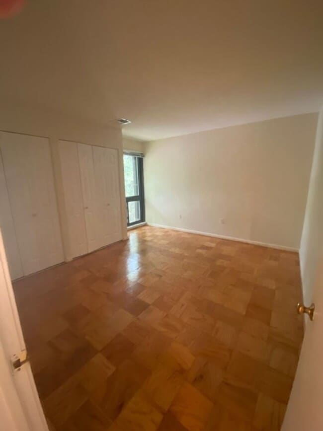 Building Photo - 2 Bedroom 1.5 Bathroom Apartment Unit Loca...