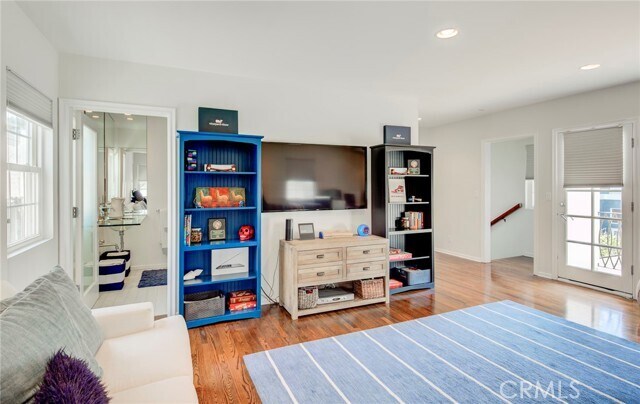 Building Photo - 333 3rd St