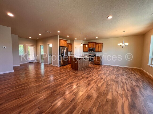 Building Photo - AVAILABLE NOW! Hazel Dell 5 Bedroom Close ...