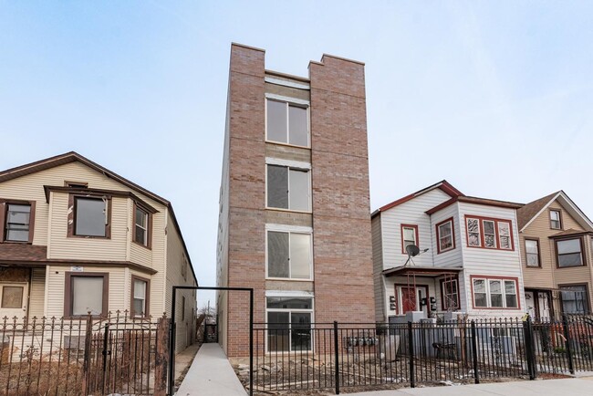 Building Photo - 3 bedroom in Chicago IL 60647