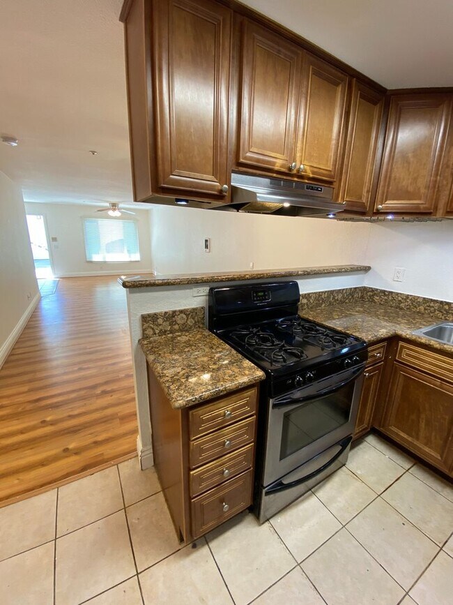 Building Photo - Quiet IB Townhome for Rent!