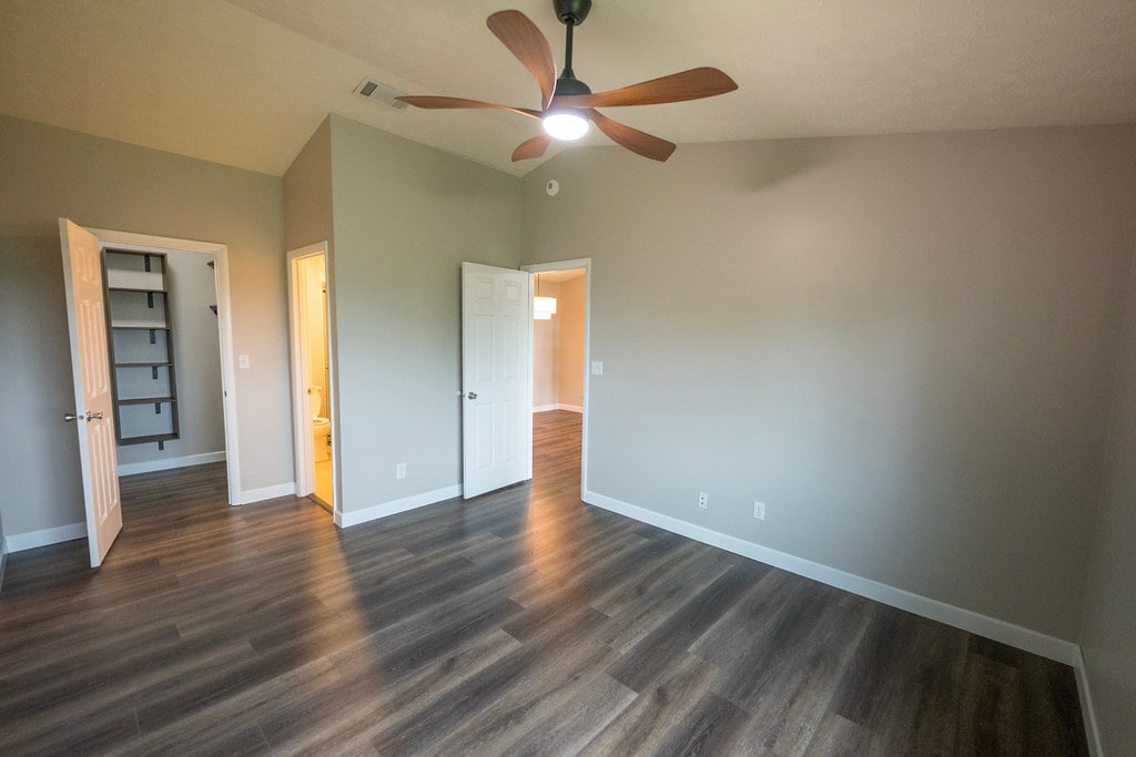 Main Bedroom to Walk-In Closet & Attached Bath - 8892 Eagleview Dr