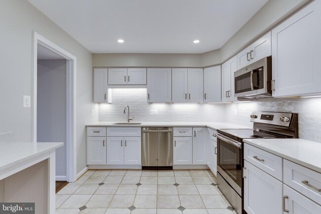 Building Photo - 2313 McGregor Ct