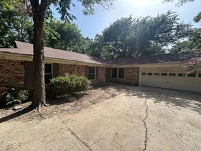 Building Photo - 2820 Yorkshire St