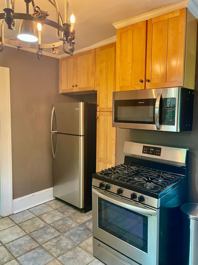 Building Photo - Beautiful Historic Kenilworth 3 bed, 1.5 b...
