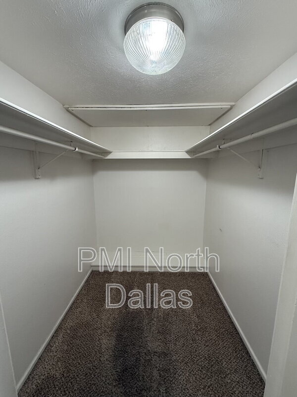 Building Photo - 7904 Royal Ln