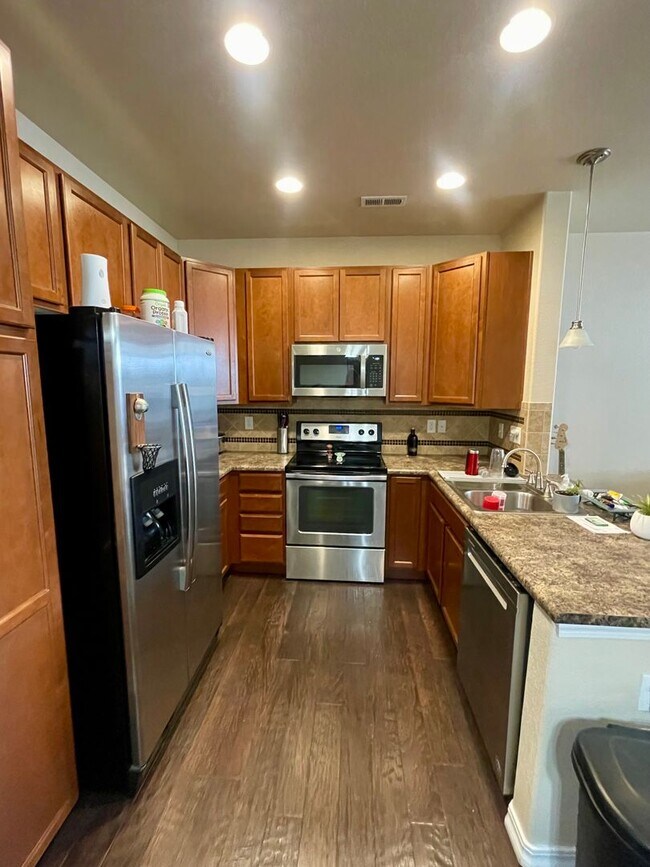 Building Photo - Modern Townhome