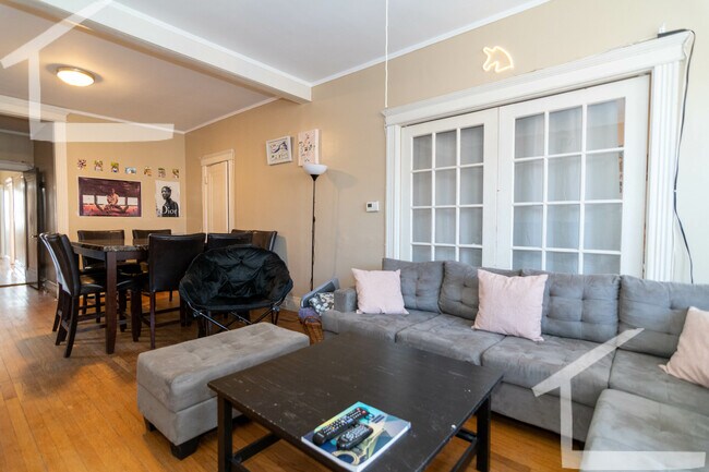 Building Photo - 215 Saint Paul St