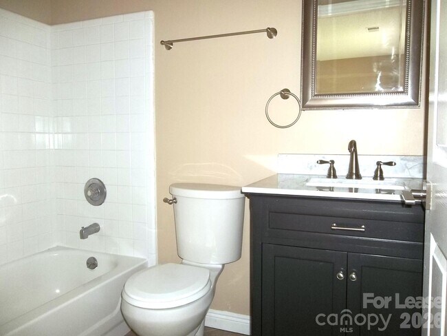 Building Photo - 115 W Bank Dr