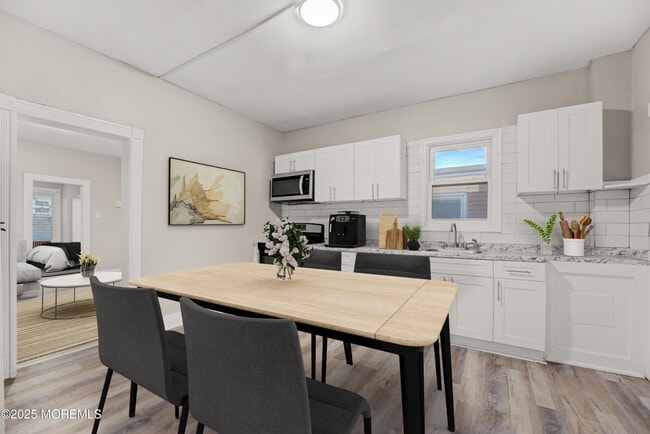 Building Photo - 81 Holmes St