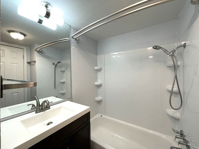 Building Photo - 1 Bedroom Condo In Cedar Lakes Estates!! H...