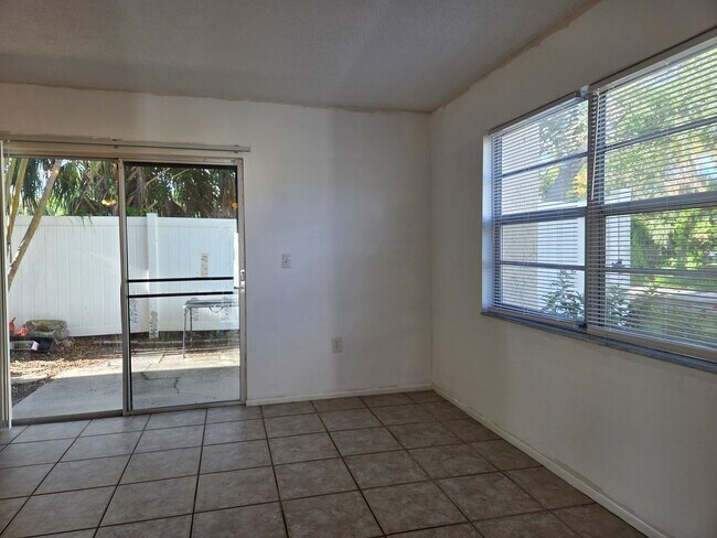 Building Photo - NEW PRICE / Summer Lakes-N Tamiami Trail