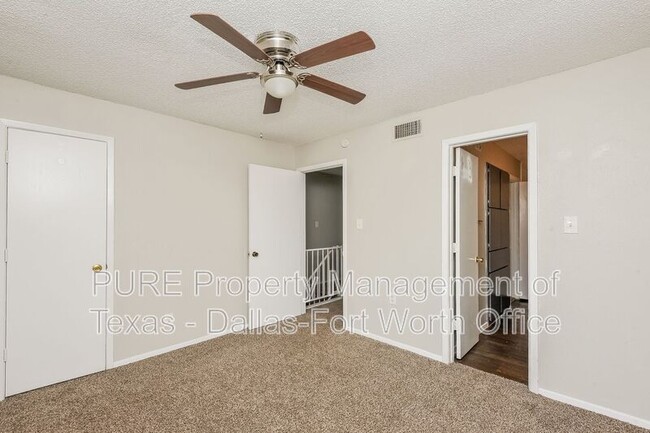 Building Photo - 1128 Highbush Dr