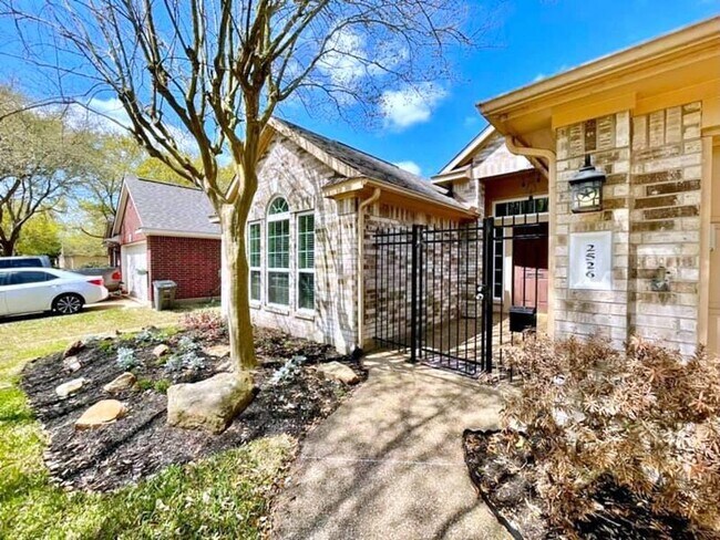 Building Photo - 2526 Lake Dale Ln