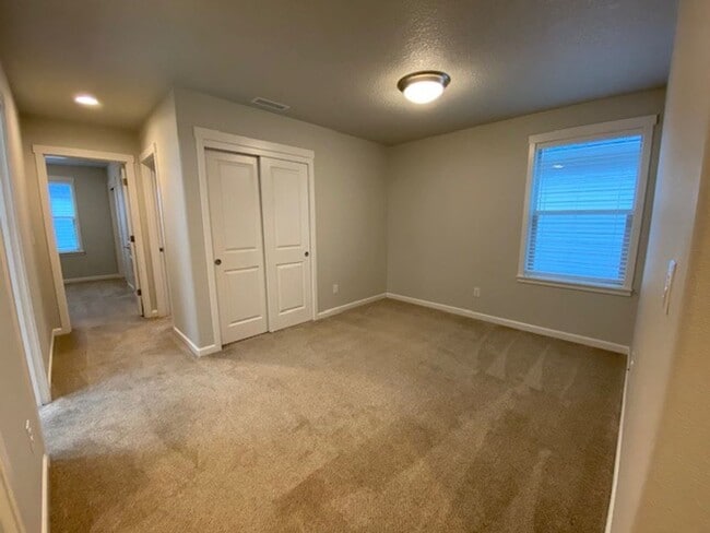 Building Photo - 3 Bedroom Beautiful Home Ready  For You!