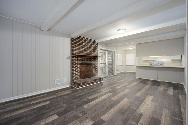 Building Photo - Newly renovated, spacious and versatile ho...