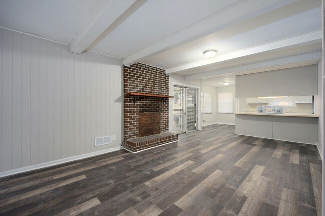 Building Photo - Newly renovated, spacious and versatile house waiting to be a home!