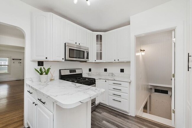 Building Photo - Charming, Fully Updated Broad Ripple Gem!