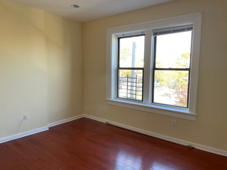 Living Room - 280 Morris Ave