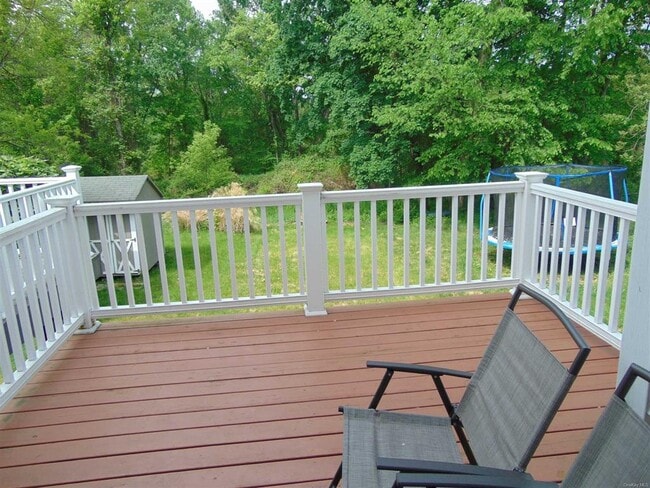 Building Photo - 10 Greenhouse Ln