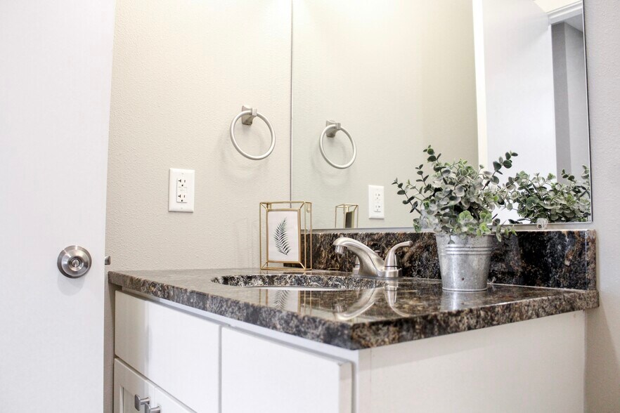 Building Photo - 1987 Palm Dr