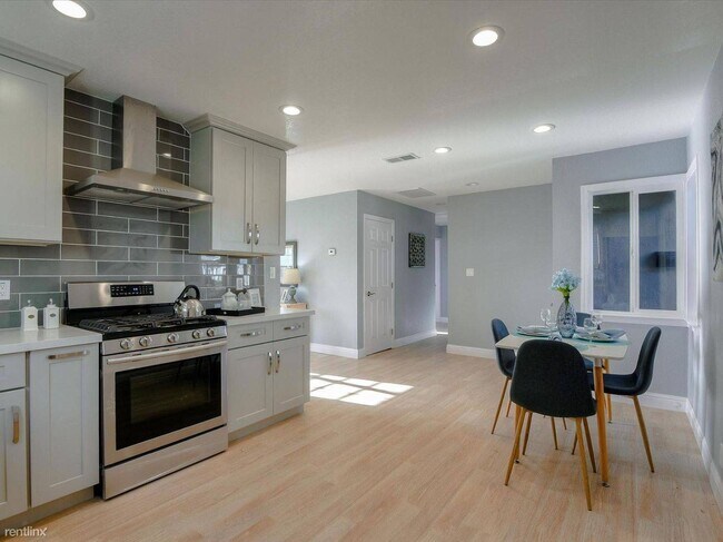 Building Photo - 4836 Serra Ave