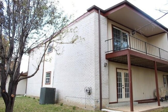 Building Photo - 2 Bedroom, 2.5 Bath, Water Included in Rent!