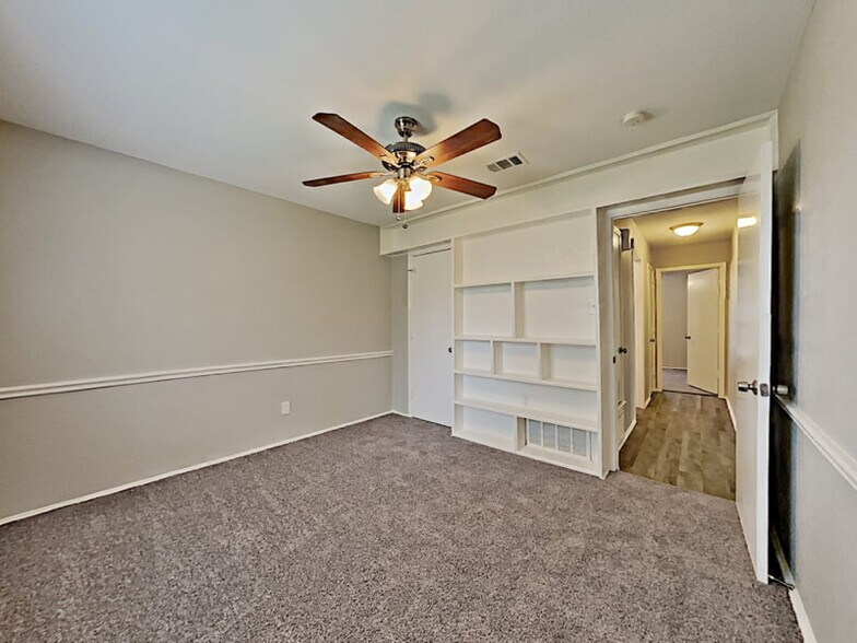Building Photo - 206 Kalmia Dr